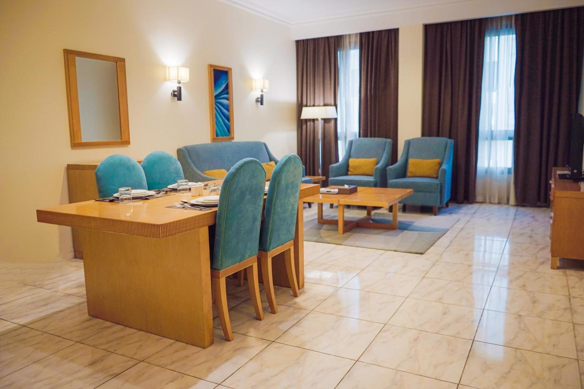 Seasons & Hotel 4*